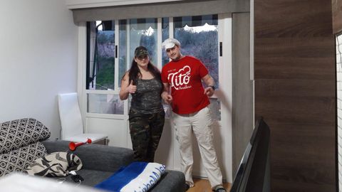Isabel lvarez y Cristian Outomuro, disfrrazados en su casa en A Valenz