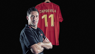 Joan Capdevila posando con una camiseta de la selecci&oacute;n espa&ntilde;ola en una imagen de archivo.