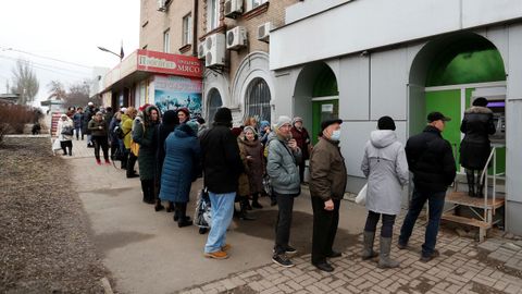 Largas colas en los cajeros en la de Donetsk, Ucrania