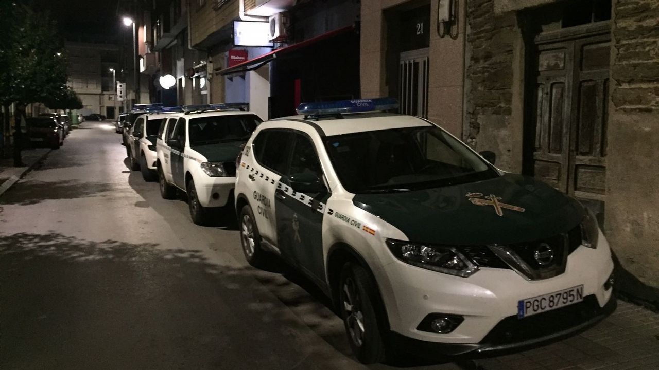 Escaparate en Lugo con tres tumbas, coche f�nebre y una l�pida tallada.Javier �lvarez, dando una rueda de prensa hace unos a�os