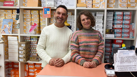 Jos Luis Surez y Sandra Carabiecoson losencargados de mantener con vida la emblemtica zapatera Pekes Calzados