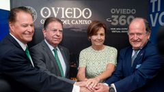 Félix Baragaño (i);  Alfredo Canteli (2i), Carmen Moriyón, y Juan Carlos Rodríguez-Ovejero (d) en el stand de Oviedo en la Feria Internacional de Muestras