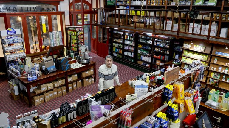 Jorge González, gerente de la Droguería Villar que está a punto de cumplir 200 años: «Ese dicho coruñés de "pregunta en Villar" nos impulsa a traer cosas diferentes»