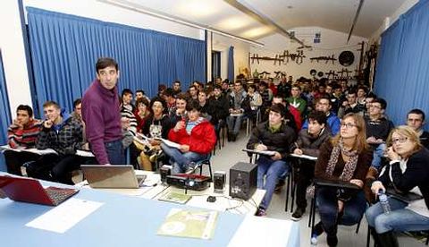 Unos ochenta alumnos de Fonteboa atendieron a las explicaciones de José Rodríguez.