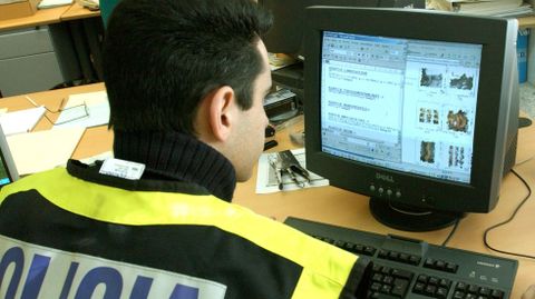 Imagen de archivo de un policía de una unidad que rastrea internet en busca de contenido pedófilo