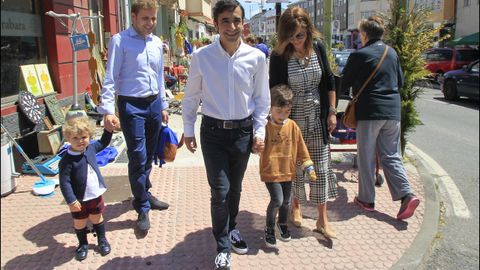 Jos Manuel Rey Varela pase junto a su mujer y su hijo por los Maios de Catabois. reportaje grfico jos pardo