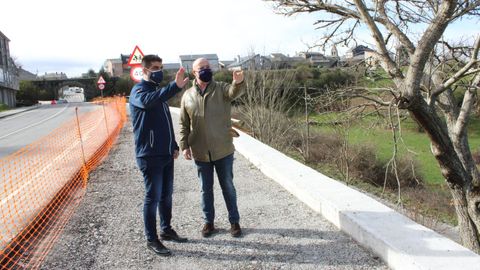 Gabriel Aln visita las obras de la senda peatonal de A Gudia junto al alcalde, Jos Mara Lago