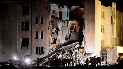 Los servicios de emergencia trabajan en el lugar de la explosión de una fábrica de fuegos artificiales, en San Petesburgo