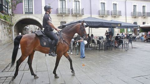Policías nacionales a caballo patrullaron el casco histórico durante el verano del 2021