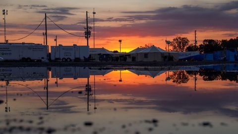 El sol se refleja al amanecer en un charco en el aparcamiento del Centro Ecuestre Internacional Tyron donde se celebran los Juegos Ecuestres Mundiales de 2018 en Mill Spring en Carolina del Norte en EE.UU.