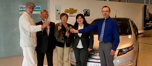 Jess Chenel brind con los propietarios del nuevo modelo Chevrolet Volt, el primero vendido en Espaa