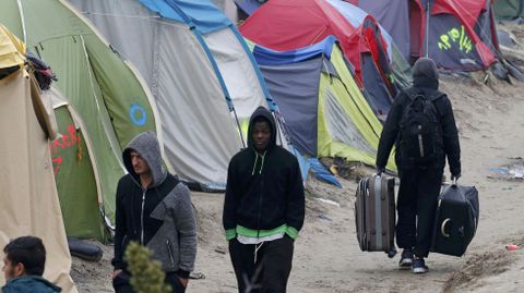 Evacuación organizada del campo de inmigrantes de Calais, el mayor de Francia