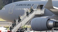 Llegada a Bilbao del avión militar con el repatriado enfermo