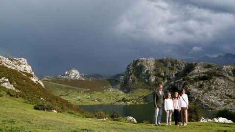 Los reyes Felipe y Letizia, la princesa Leonor (2i) y la infanta Sofa (2d) posan ante el lago Enol tras un recorrido con motivo de la celebracin del primer centenario del Parque Nacional de la Montaa de Covadonga -embrin del actual Parque de los Picos de Europa