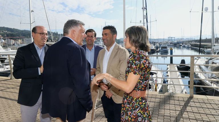 El presidente del CETS, Alfonso Martínez; el alcalde de Sanxenxo, Telmo Martín; el diputado Marcos Guisasola; el presidente de la Diputación, Luis López; y la diputada de turismo, Nava Castro