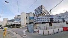 El actual hospital Montecelo, en Pontevedra y, a la derecha, la ampliacin que est en ejecucin