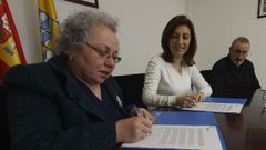 Efigenia Maseda y Ángeles Vázquez, firmando el documento