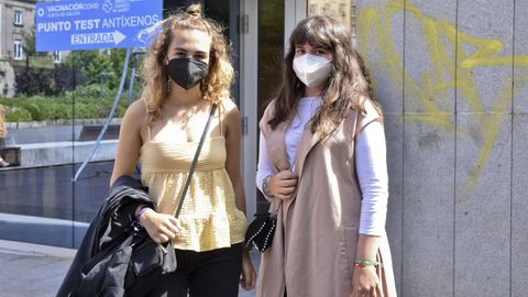 Carmen Martínez (izq.) y María Filgueira, 17 años: «Nos enteramos por Twitter y vinimos, nos vacunan la semana que viene»
