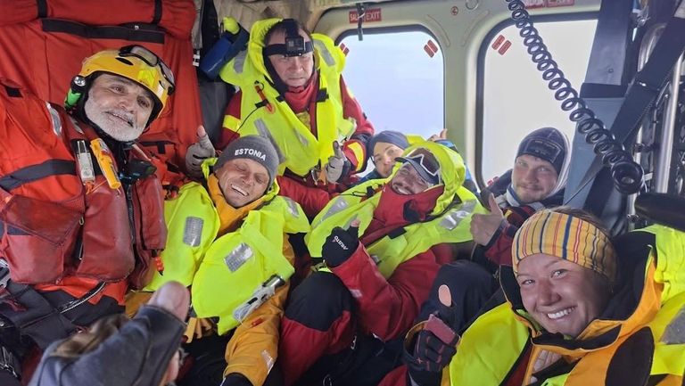 Rescatan a los seis tripulantes de un velero estonio  que quedó a la deriva a 115 millas al noroeste de Fisterra y que tenía riesgo de hundirse