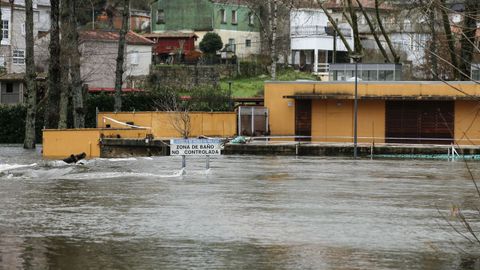 Los vestuarios de las piscinas públicas de Baños de Molgas, inundados