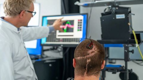 Michael Mehringer, el paciente con el implante, se reune con los investigadores en el laboratorio varias veces a la semana para entrenar el modelo