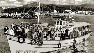 Barco que cubr�a el trayecto entre Ribeira y Vilagarc�a, en los a�os cincuenta. Archivo de Juan Otero