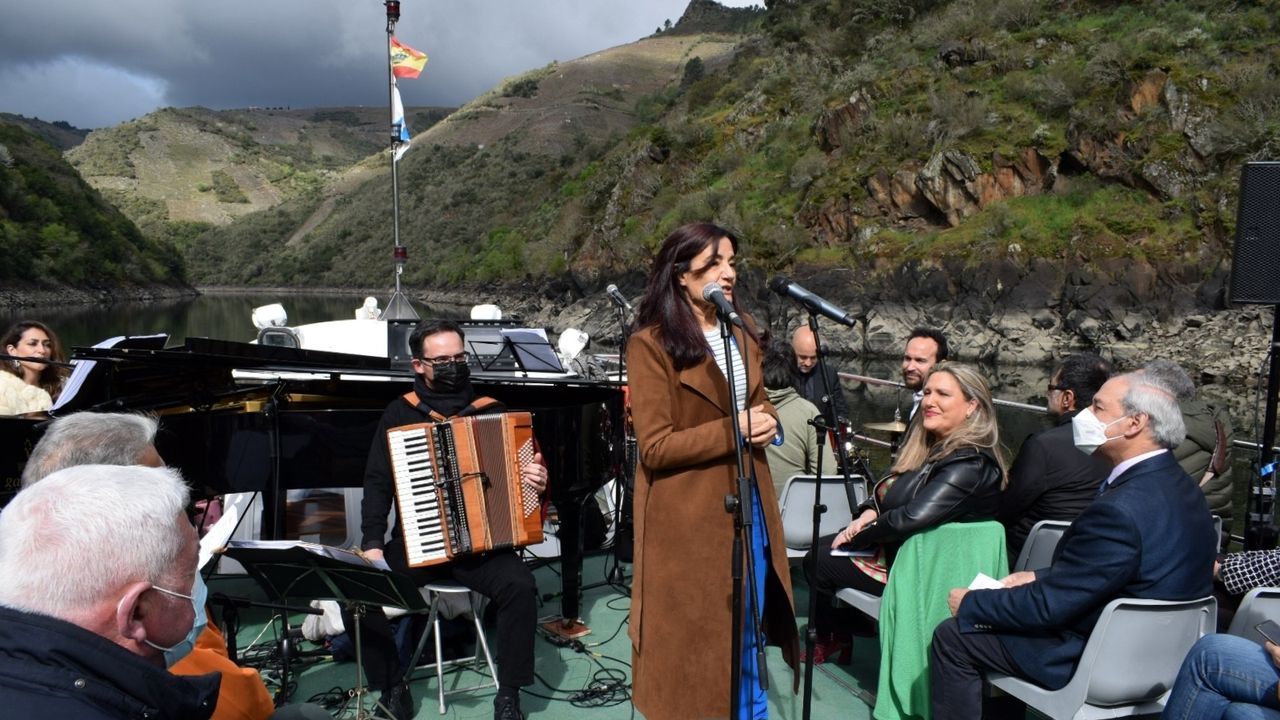 La Semana Santa revitaliza el Camino de Santiago.La primera parte de los actos se celebr a bordo de un catamarn turstico del embarcadero de Ponte do Sil, donde los msicos Roco Caamao y Juan Antonio Simarro estrenaron la pieza Meu Camio