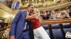 Pedro Snchez y Yolanda Daz se besan en el Congreso de los Diputados.