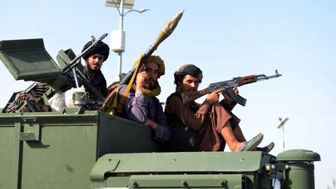 Milicianos insurgentes patrullando en la ciudad de Kandahar, cuna de los talibanes.