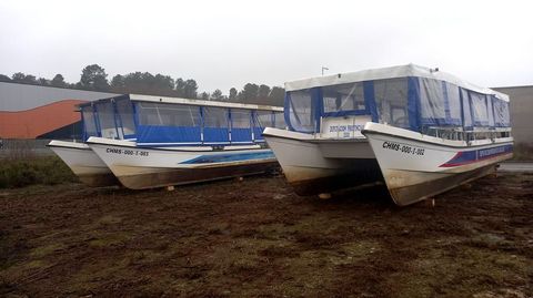 Dos catamaranes de la Diputación de Lugo esperan estos días en una parcela del polígono industrial de Chantada a ser sometidos a tareas de mantenimiento