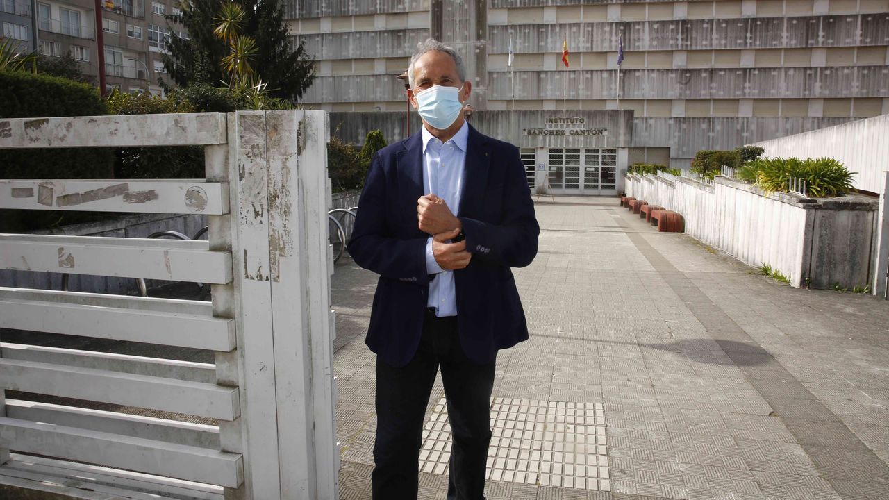 Vivir y trabajar entre flores.El profesor Eladio Otero, que fue director del IES S�nchez Cant�n de Pontevedra, acaba de jubilarse