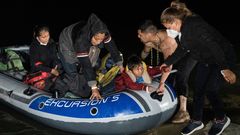 Inmigrantes desembarcan de un bote tras cruzar el ro Grande a Texas desde Mxico
