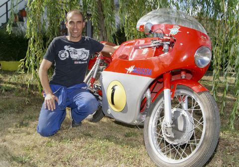 Josi con su motocicleta favorita, una MV Agusta adaptada para circular por carretera. 