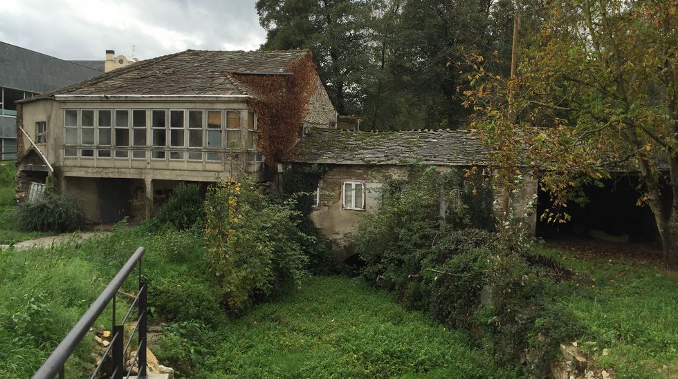 Santalla y Lamazares, colocando la cinta para impedir el acceso a la zona comercial lalinense. 