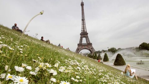 Los precios en la Torre Eiffel de París dependen de si el turista opta por subir en ascensor o afrontar los escalones