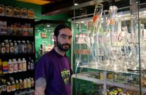 Carlos Bilbao afirma que cada vez se acercan ms consumidores a su tienda que usan la marihuana con fines teraputicos. 
