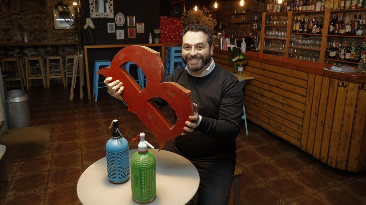 El venezolano Thor Rodrguez abri hace una dcada el bar O Boneco. Lo decor como siempre haba imaginado, como una casa, destaca mientras descuelga una 'B' que hered de otro local. Era del restaurante gallego que mis padres abrieron en Caracas al llegar a la emigracin, muestra con orgullo