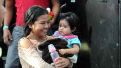 La joven guatemalteca Biel, de 18 aos, sonre a su llegada junto a su hija Daira Carolina, de diez meses, a un albergue en Phoenix