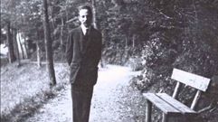 EN EL BOSQUE. El poeta Rainer Maria Rilke, retratado en 1913 en un paseo por el parque de Bad Rippoldsau, en la Selva Negra septentrional, Alemania