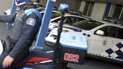 Moto y coches patrulla de la Polica Local, en foto de archivo.