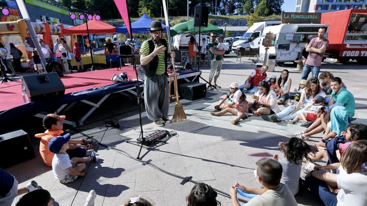 Sesi&oacute;n cuentacuentos de  O Caxoto , en la feria de Food Trucks en el Centro Comercial As Termas