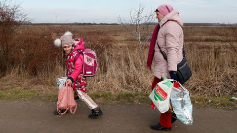 Muchas familias con niños intentan abandonar Ucrania
