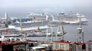 Foto de archivo de una triple escala de barcos en el puerto de Vigo