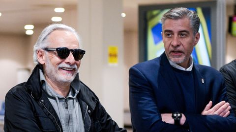 Jess Martnez y Martn Pelez, en el aeropuerto de Asturias