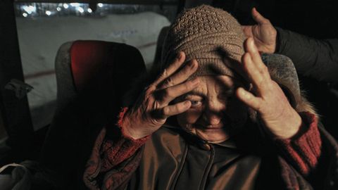 Una anciana evacuada de Mariupol en un autobús en la frontera entre Ucrania y Rusia en el paso fronterizo Veselo-Voznesenka en la región de Rostov, Rusia