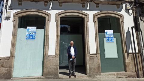 Argimiro Lpez Villauriz, primer director del Banco Simen en Lugo, junto al edificio del local