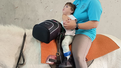 Luc�a recibe tambi�n sesiones de equinoterapia�con el prop�sito de mejorar su postura y coordinaci�n motora