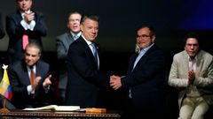 El expresidente Santos y el comandante Timochenko, durante la firma del acuerdo de paz con las FARC