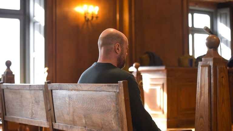 Culebrón con olor a Chanel tras el «calote» de 635.000 euros que le metieron a un procurador de Cambados
