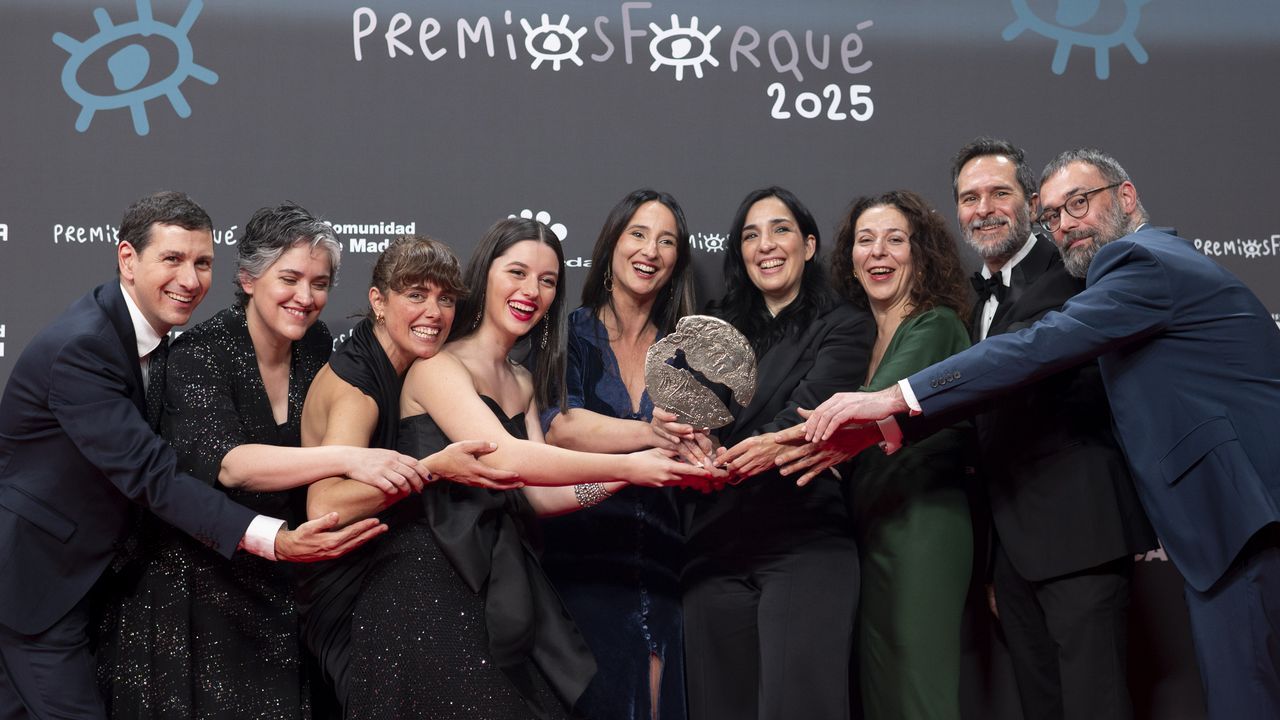 Parte del equipo de «Los domingos» posa con su premio a Mejor largometraje de ficción
